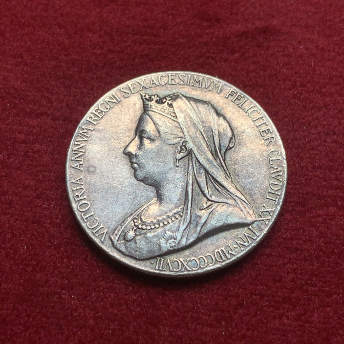 《竞宝斋》第93场-本周日，周一2场连拍（全场不限金额包邮） 1897年英国维多利亚登基60周年小银章，直径26mm，重量9.6g。