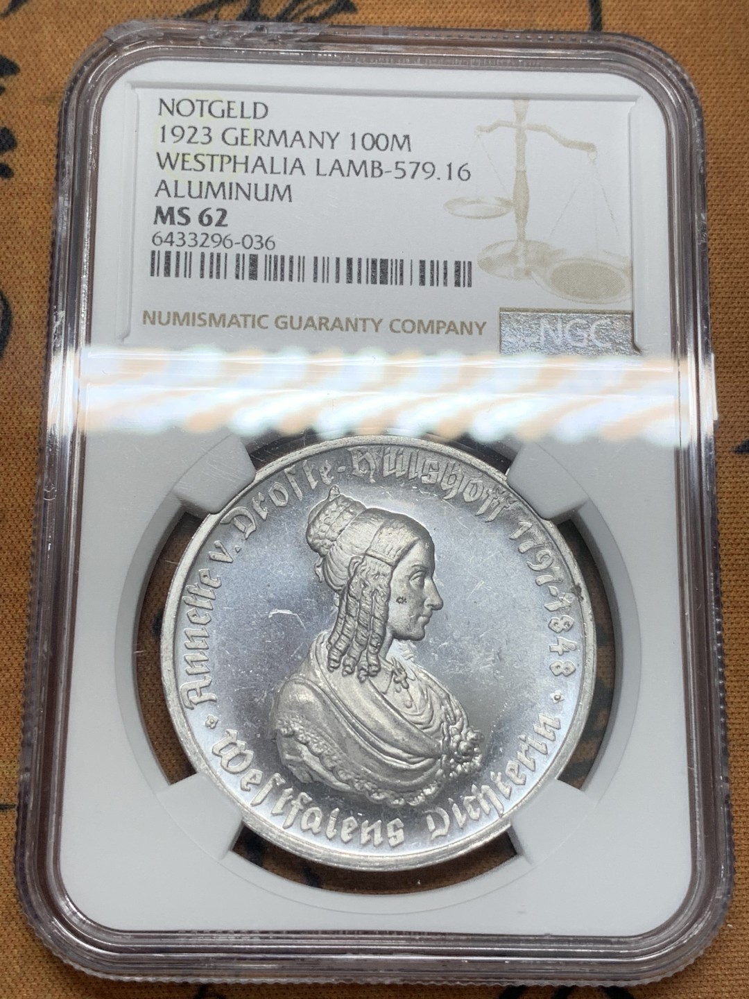 《竞宝斋》第93场-本周日，周一2场连拍（全场不限金额包邮） NGC-MS62 德国紧急时期1923威斯特伐利亚100马克 大铝币 盒子顶部边缘有裂