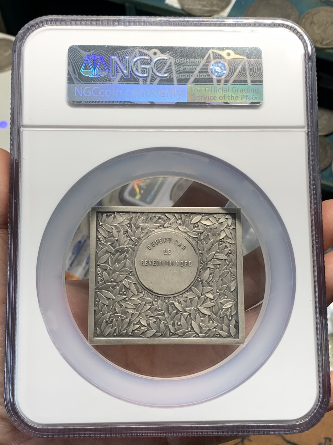 《竞宝斋》第93场-本周日，周一2场连拍（全场不限金额包邮） NGC-MS63 法国1930年代「诺尔晨报」装饰艺术大银章 首见 60X54MM 大规格  大盒封装