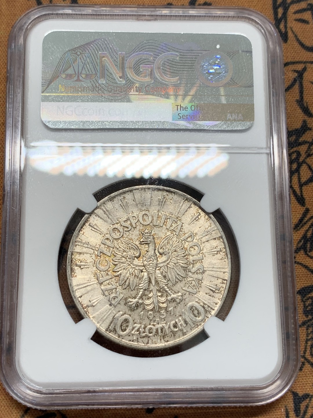 《竞宝斋》第93场-本周日，周一2场连拍（全场不限金额包邮） NGC AU58 波兰第二共和国1937年10兹罗提大银币 背面状态极好，可惜正面有磨损，给了58，该品种通货常见，好品少见