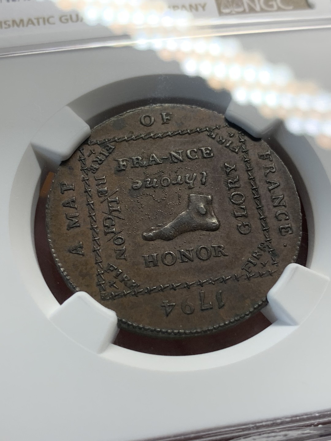 《竞宝斋》第93场-本周日，周一2场连拍（全场不限金额包邮） NGC-AU58BN 英国1794年半便士代币 英国对法国大革命后波旁王朝的嘲讽 正面的文字图案设计感强