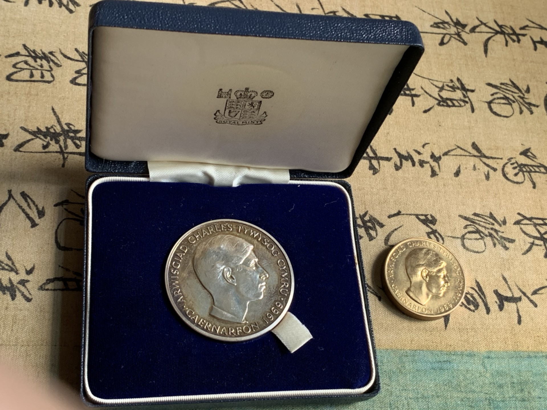 《竞宝斋》第93场-本周日，周一2场连拍（全场不限金额包邮） 1969年 英国 查尔斯王子 威尔士龙铜章 银章一对，皇家造币厂官方出品，银章重70克直径45毫米，非常压手，含银量925。铜章32毫米。查尔斯的币章不常见，现在是入场的最佳时机！