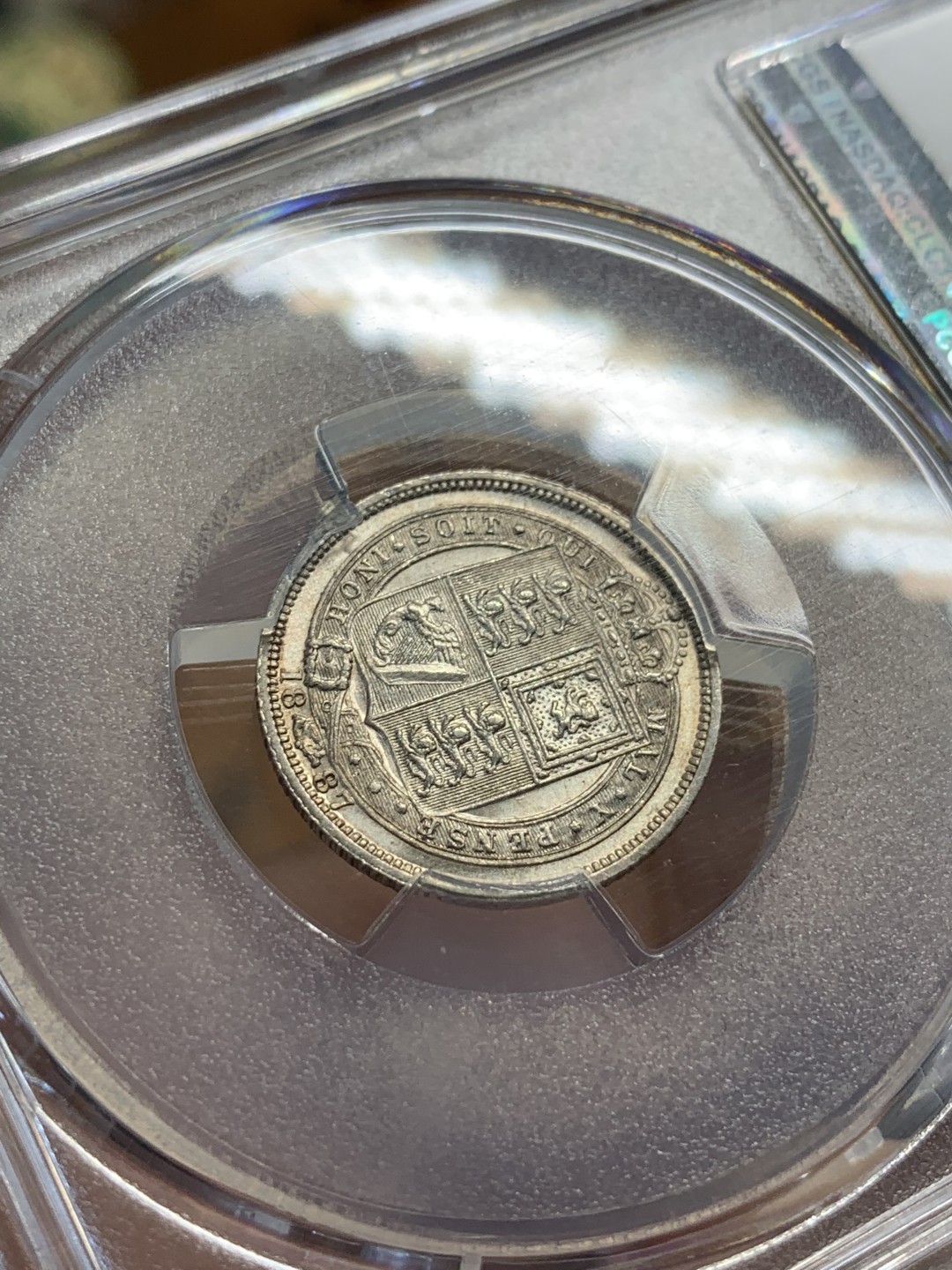 《竞宝斋》第93场-本周日，周一2场连拍（全场不限金额包邮） PCGS MS63 英国 1887年 维多利亚6便士，盾徽版，设计精细，曝光带银霜。配套不可或缺