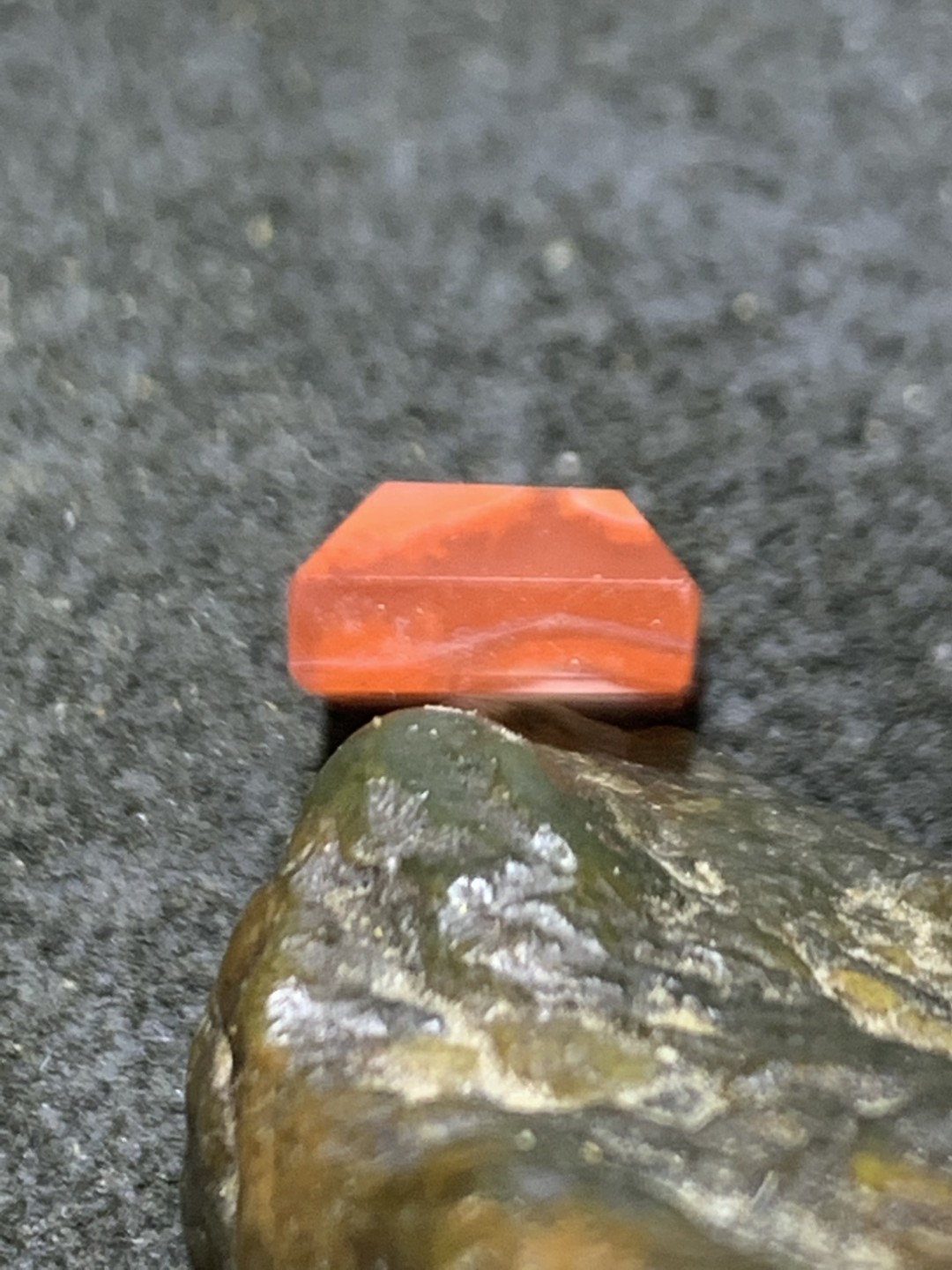 精美南红玛瑙钻石切戒面一个，