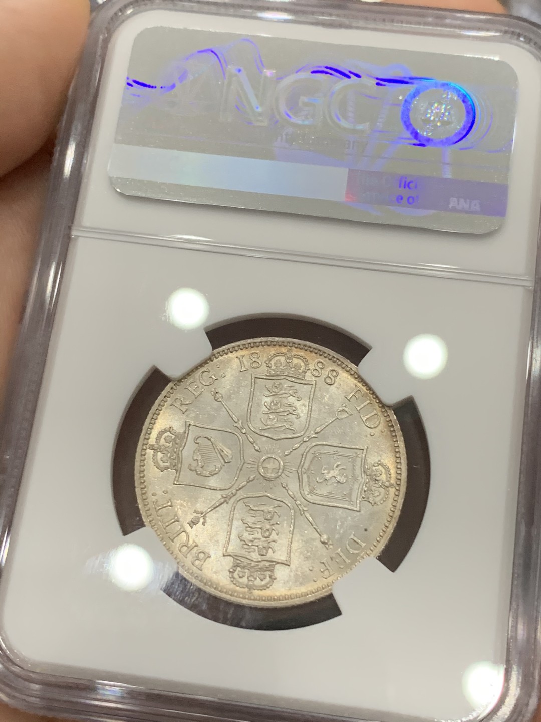 《竞宝斋》第93场-本周日，周一2场连拍（全场不限金额包邮） NGC-MS62 英国1888年高冠弗洛林 少见年份 光度一流带淡彩 背面镜面感强 打制锐利 狮子脸都很清楚