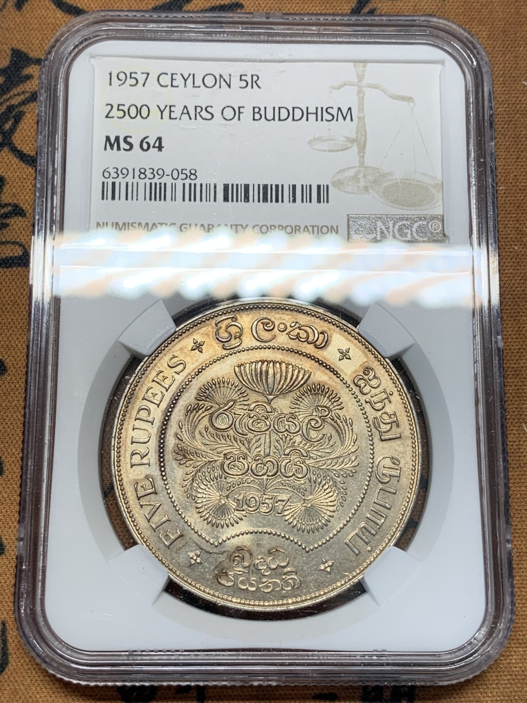 《竞宝斋》第93场-本周日，周一2场连拍（全场不限金额包邮） NGC-MS64 锡兰1957年纪念佛教建立2500周年5卢比大银币，热门品种，包浆漂亮，状态很好
