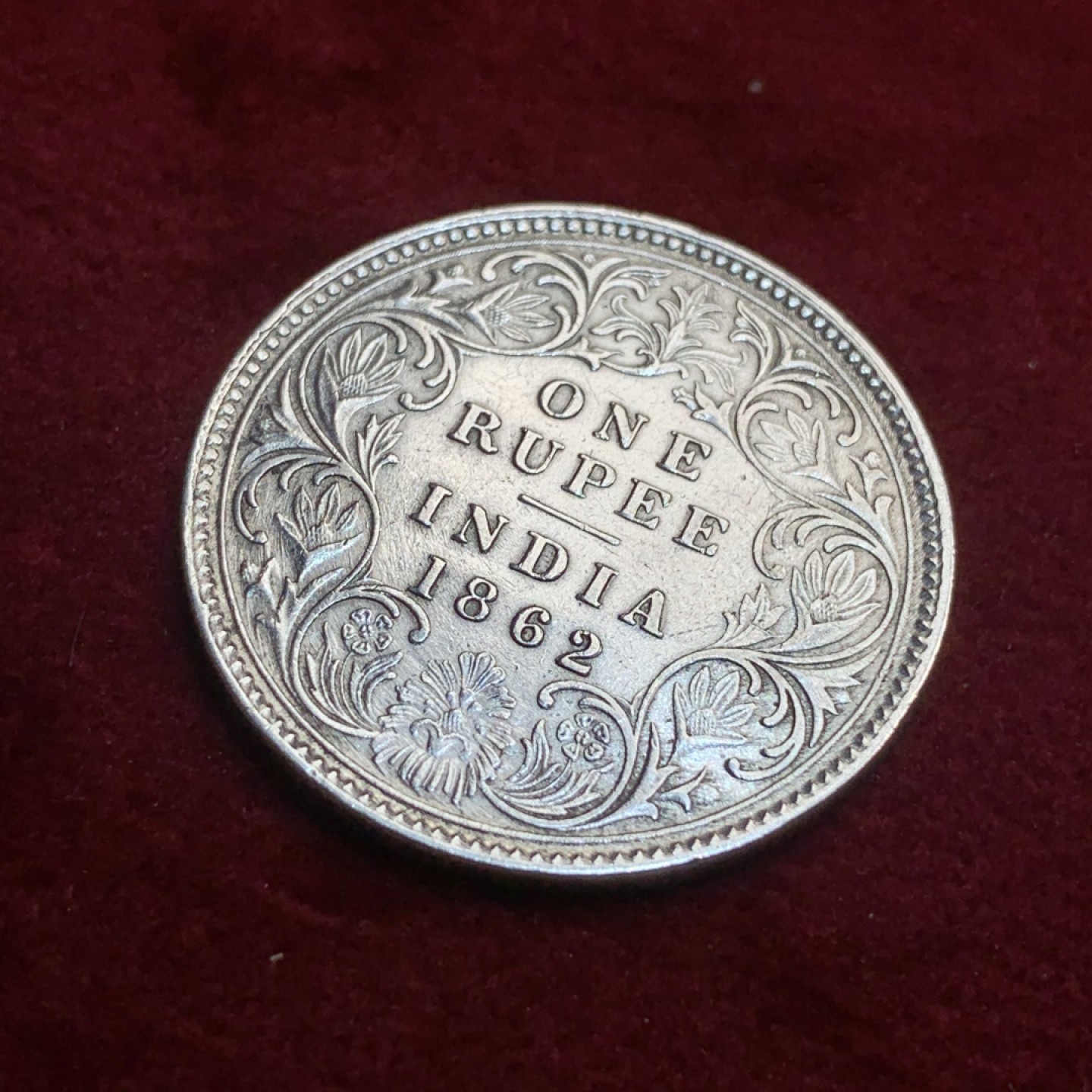 《竞宝斋》第93场-本周日，周一2场连拍（全场不限金额包邮） 1862 首年版 英属印度1卢比 银币 细节好 实惠的维多利亚