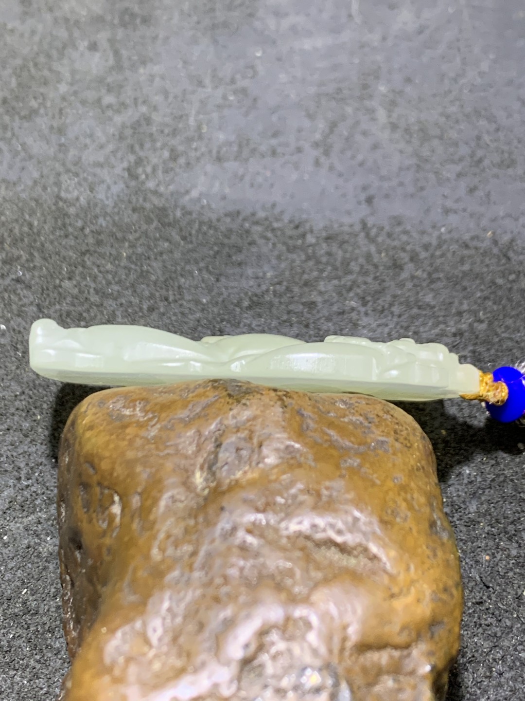 天然青海料和田玉雕刻钟馗通货吊坠一个，