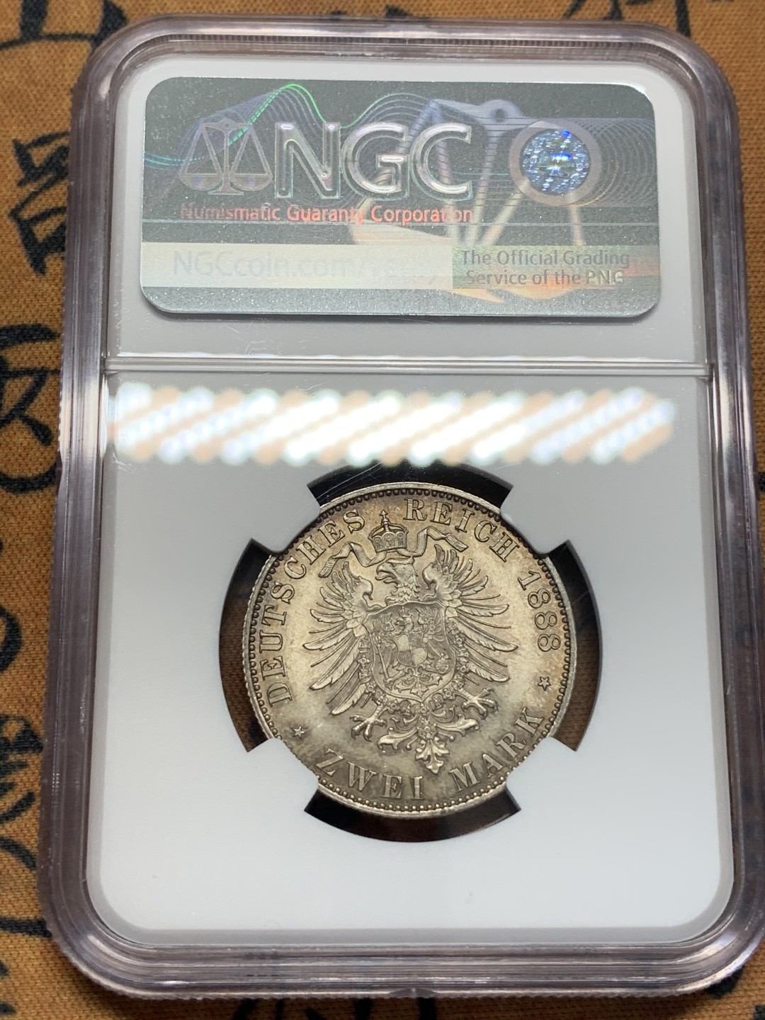 《竞宝斋》第93场-本周日，周一2场连拍（全场不限金额包邮） NGC-MS65 德国普鲁士 1888年 三皇之年2马克 银币 五彩包浆 非常棒的状态