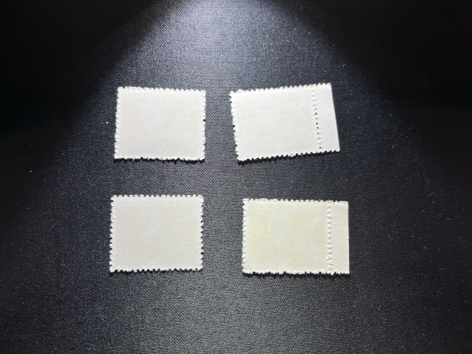 洪涛臻品 精选邮票限时拍卖第二十期 普无号  1元炼钢工人新，次筋，4枚一组，整版撕，正面下边齿孔极其轻微发黄，几乎看不出来。其余没瑕疵，几乎全品，红色图案非常漂亮，正红背白，集邮册中必不可少的一组，版撕精品小票，多多益善，价值洼地，可评级。所有拍品包过灯，注意捡漏，没货了
