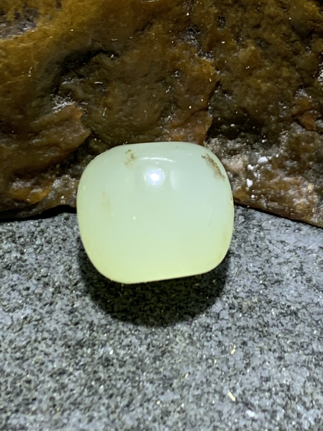 天然青海料和田玉水草沁随形桶珠一颗