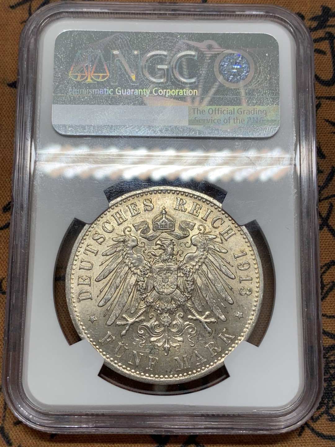 《竞宝斋》第93场-本周日，周一2场连拍（全场不限金额包邮） NGC AU-58 德国 德意志 1913年 威廉二世军装 5马克，强原光、带转光。