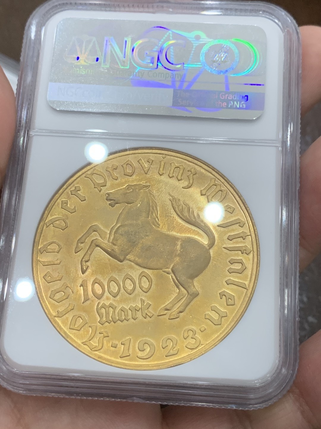 德国1923德紧铜镀金10000马克，NGC63分，状态请仔细核对官网图，十实物状态非常好 ，包邮非偏远。不议价！