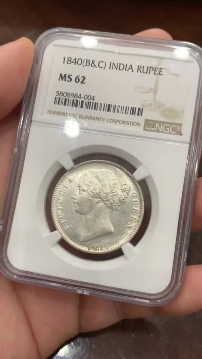 《竞宝斋》第93场-本周日，周一2场连拍（全场不限金额包邮） NGC-MS62 1840年 东印度公司 维多利亚像双辫卢比 原光强烈 对比常见的62分 该枚更接近63分的观感，性价比很高。