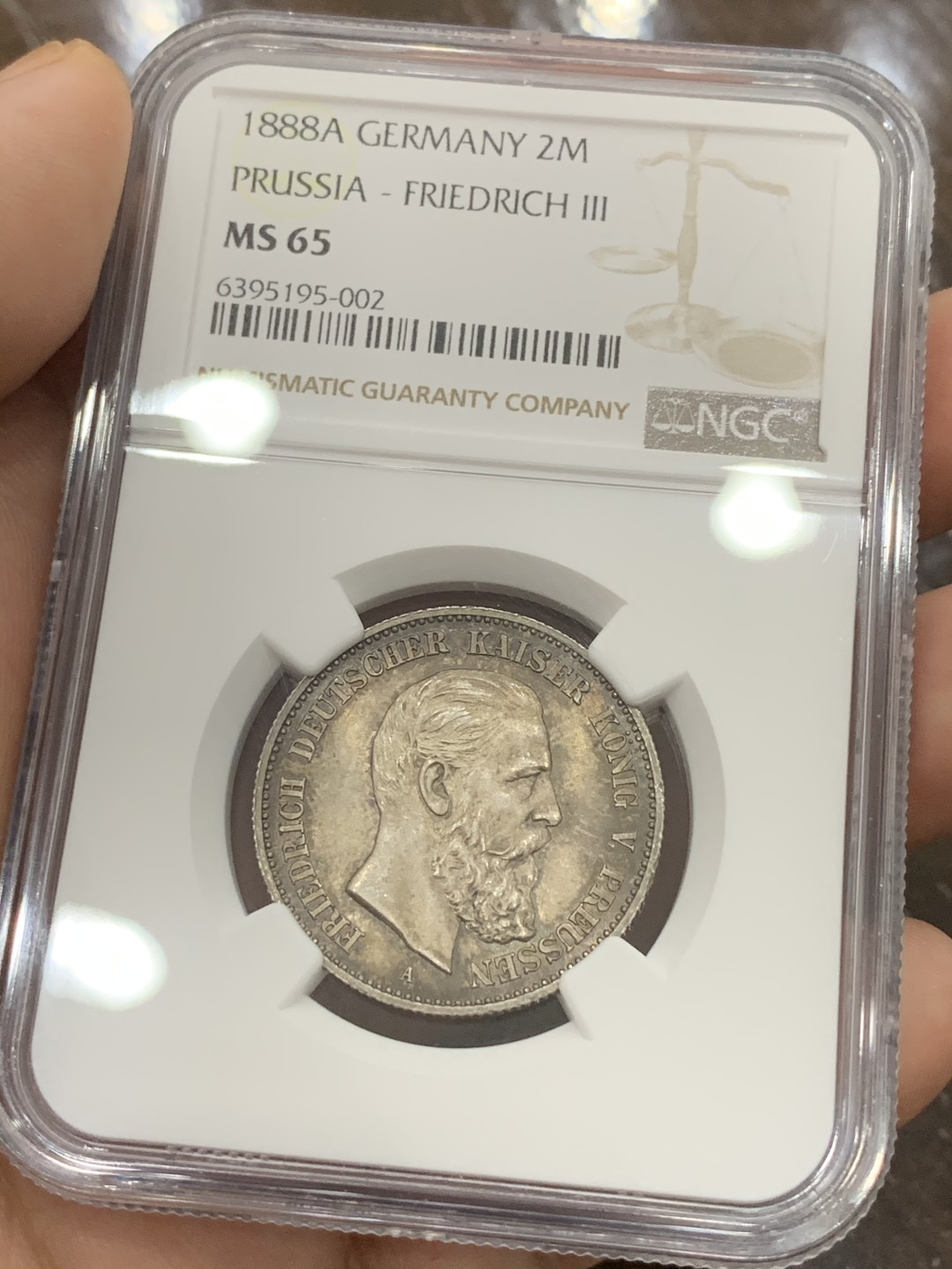 《竞宝斋》第93场-本周日，周一2场连拍（全场不限金额包邮） NGC-MS65 德国普鲁士 1888年 三皇之年2马克 银币 五彩包浆 非常棒的状态