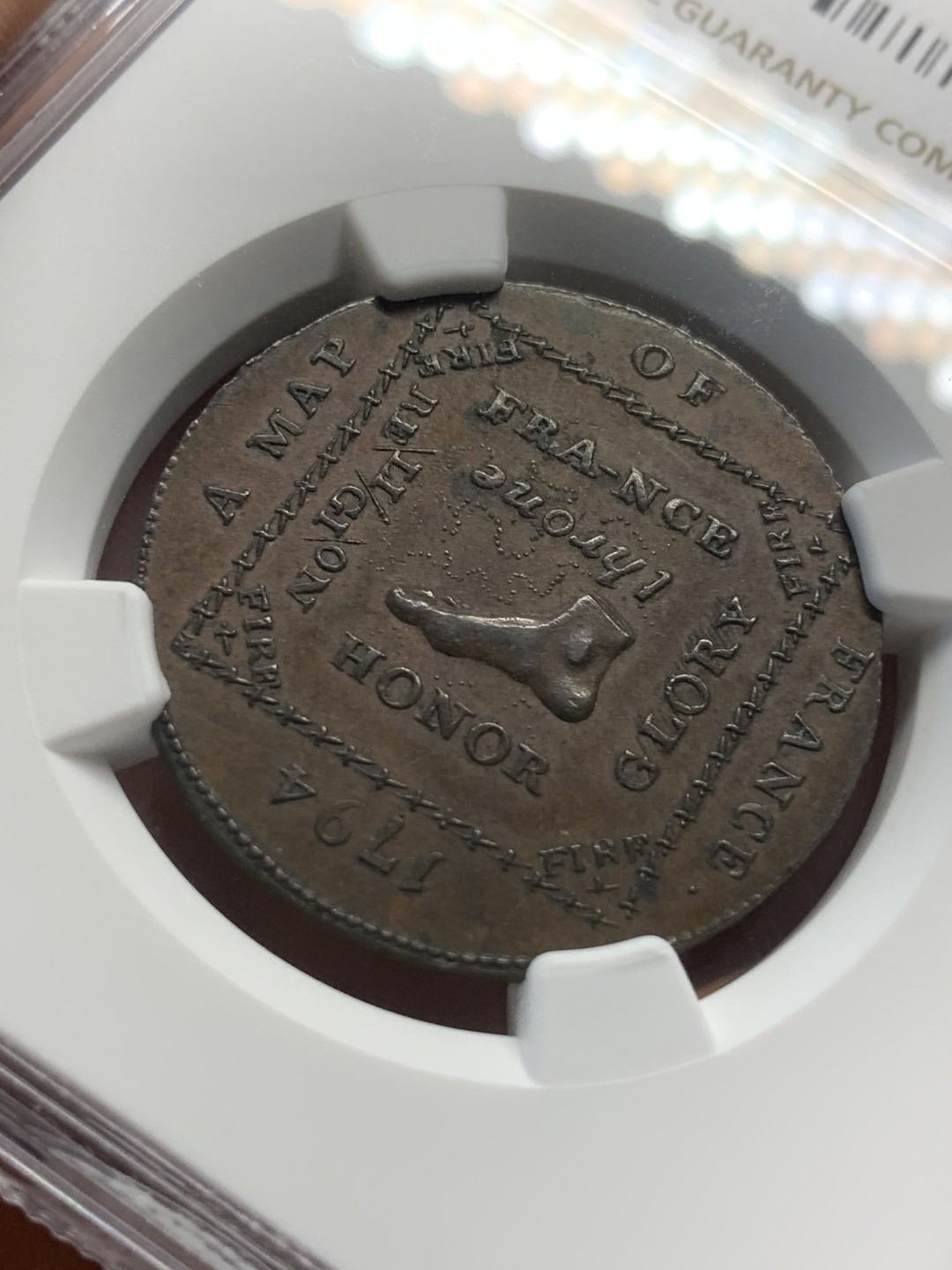 《竞宝斋》第93场-本周日，周一2场连拍（全场不限金额包邮） NGC-AU58BN 英国1794年半便士代币 英国对法国大革命后波旁王朝的嘲讽 正面的文字图案设计感强