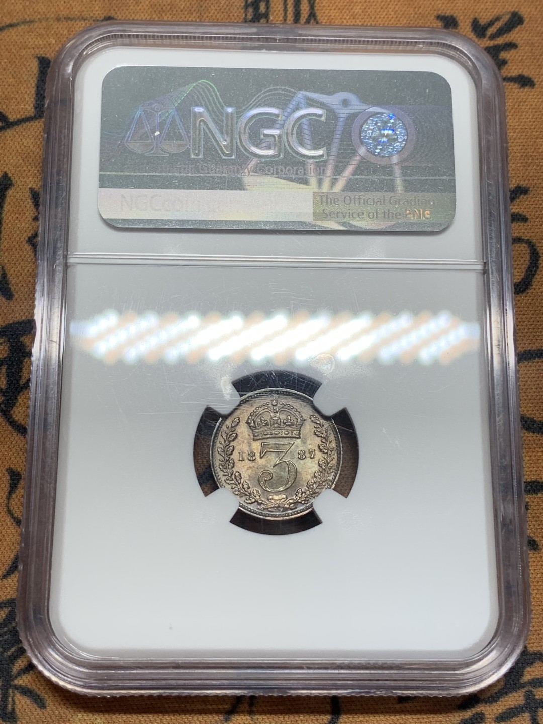 《竞宝斋》第93场-本周日，周一2场连拍（全场不限金额包邮） NGC MS64 英国 1887年 维多利亚3便士银币  绚丽五彩，典型欧洲包浆，头顶一模紫罗兰画龙点睛