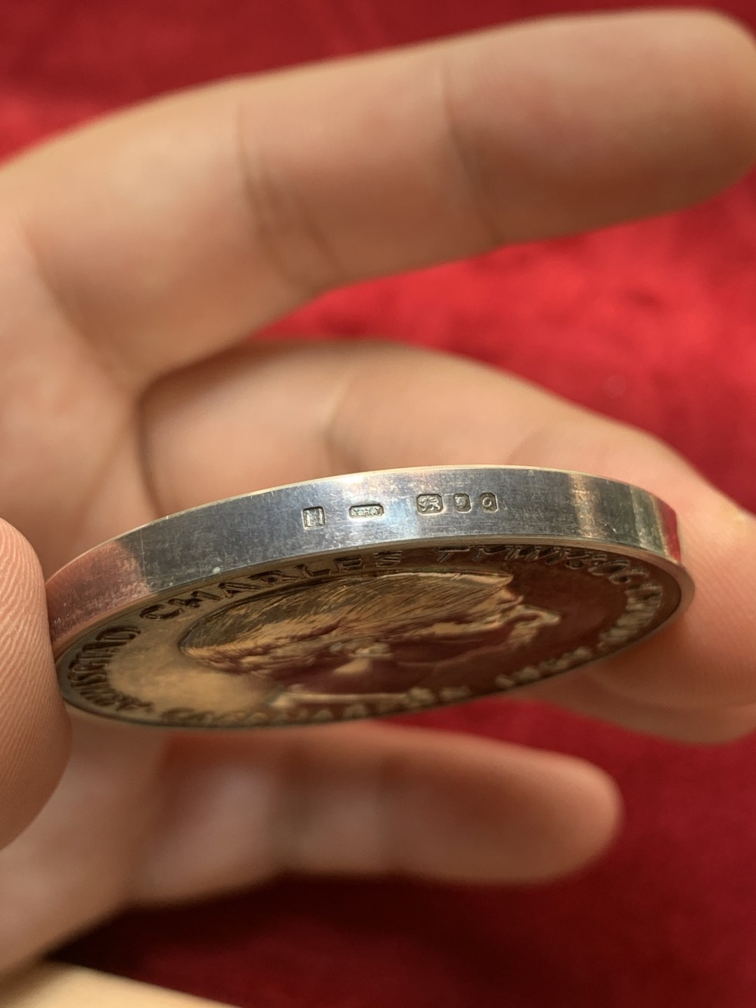 《竞宝斋》第93场-本周日，周一2场连拍（全场不限金额包邮） 1969年 英国 查尔斯王子 威尔士龙铜章 银章一对，皇家造币厂官方出品，银章重70克直径45毫米，非常压手，含银量925。铜章32毫米。查尔斯的币章不常见，现在是入场的最佳时机！