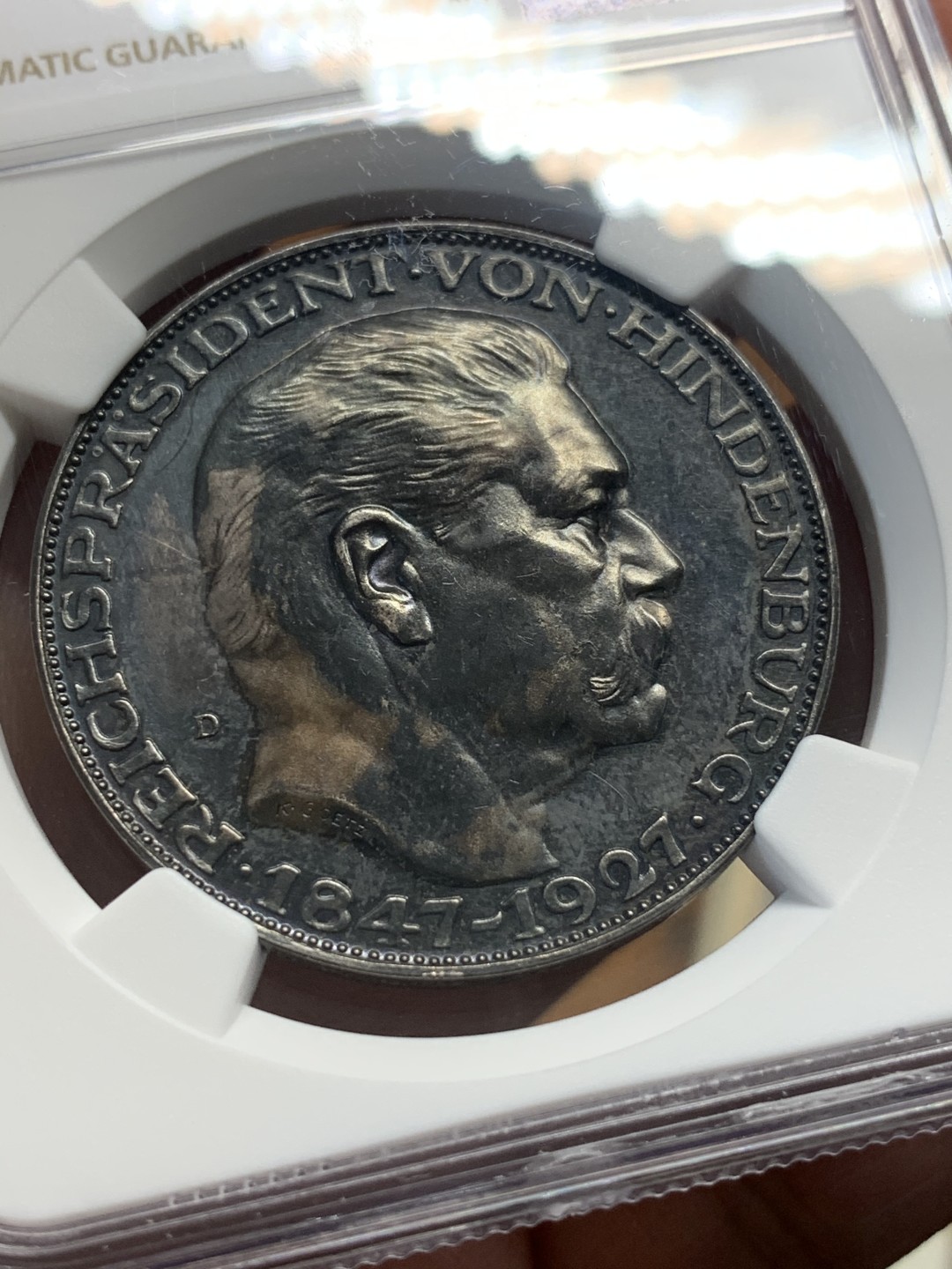 《竞宝斋》第93场-本周日，周一2场连拍（全场不限金额包邮） NGC-UNC 德国兴登堡 1927年 5马克型 币章 黑漆古包浆