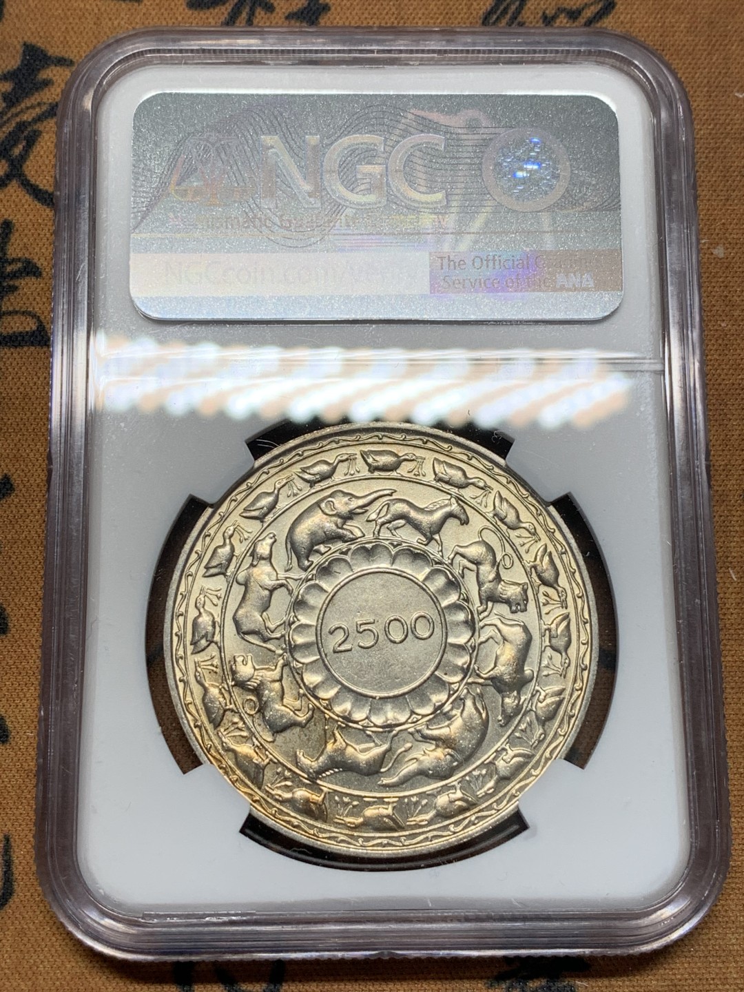 《竞宝斋》第93场-本周日，周一2场连拍（全场不限金额包邮） NGC-MS64 锡兰1957年纪念佛教建立2500周年5卢比大银币，热门品种，包浆漂亮，状态很好