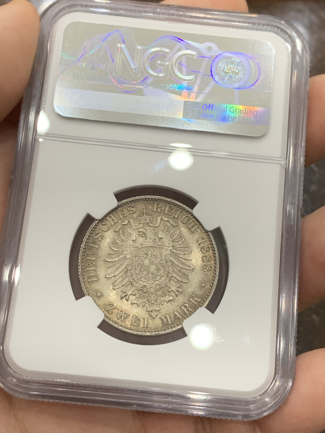 《竞宝斋》第93场-本周日，周一2场连拍（全场不限金额包邮） NGC-MS65 德国普鲁士 1888年 三皇之年2马克 银币 五彩包浆 非常棒的状态