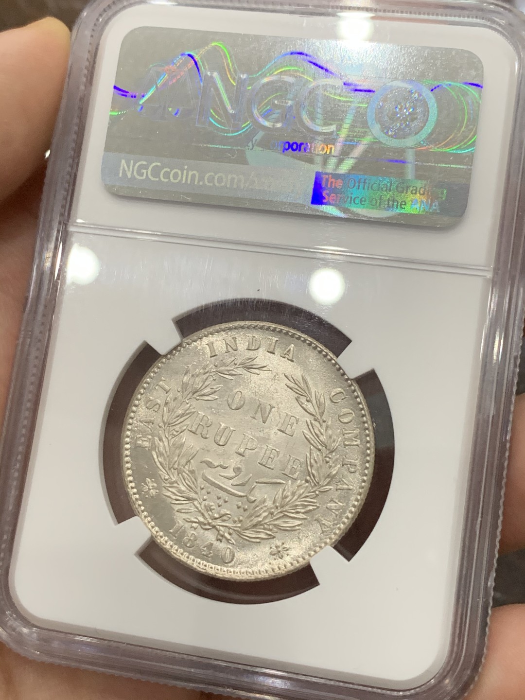 《竞宝斋》第93场-本周日，周一2场连拍（全场不限金额包邮） NGC-MS62 1840年 东印度公司 维多利亚像双辫卢比 原光强烈 对比常见的62分 该枚更接近63分的观感，性价比很高。