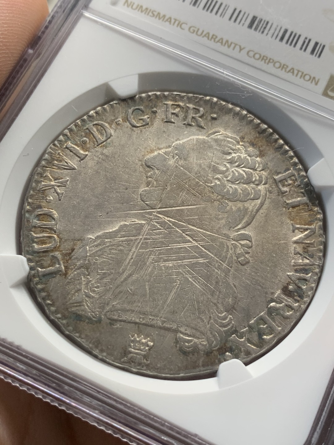 《竞宝斋》第93场-本周日，周一2场连拍（全场不限金额包邮） NGC-AU55第五名 法国1790年路易十六1埃居大银币 表面是常规减重痕