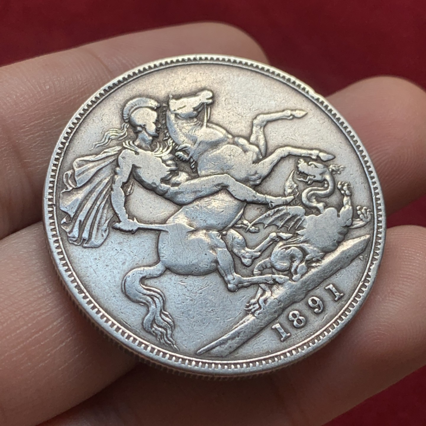 《竞宝斋》第93场-本周日，周一2场连拍（全场不限金额包邮） 英国 1891年 维多利亚 高冠1克朗 马剑银币  满满的岁月痕迹