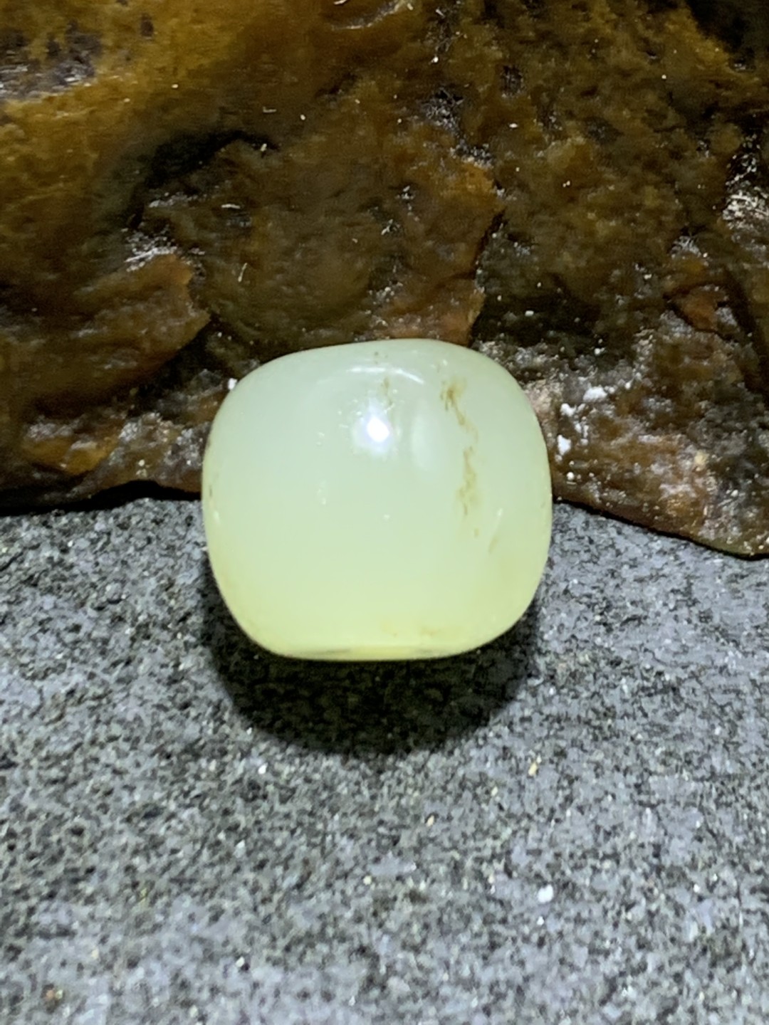 天然青海料和田玉水草沁随形桶珠一颗
