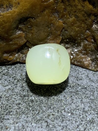 天然青海料和田玉水草沁随形桶珠一颗 - 天然青海料和田玉水草沁随形桶珠一颗