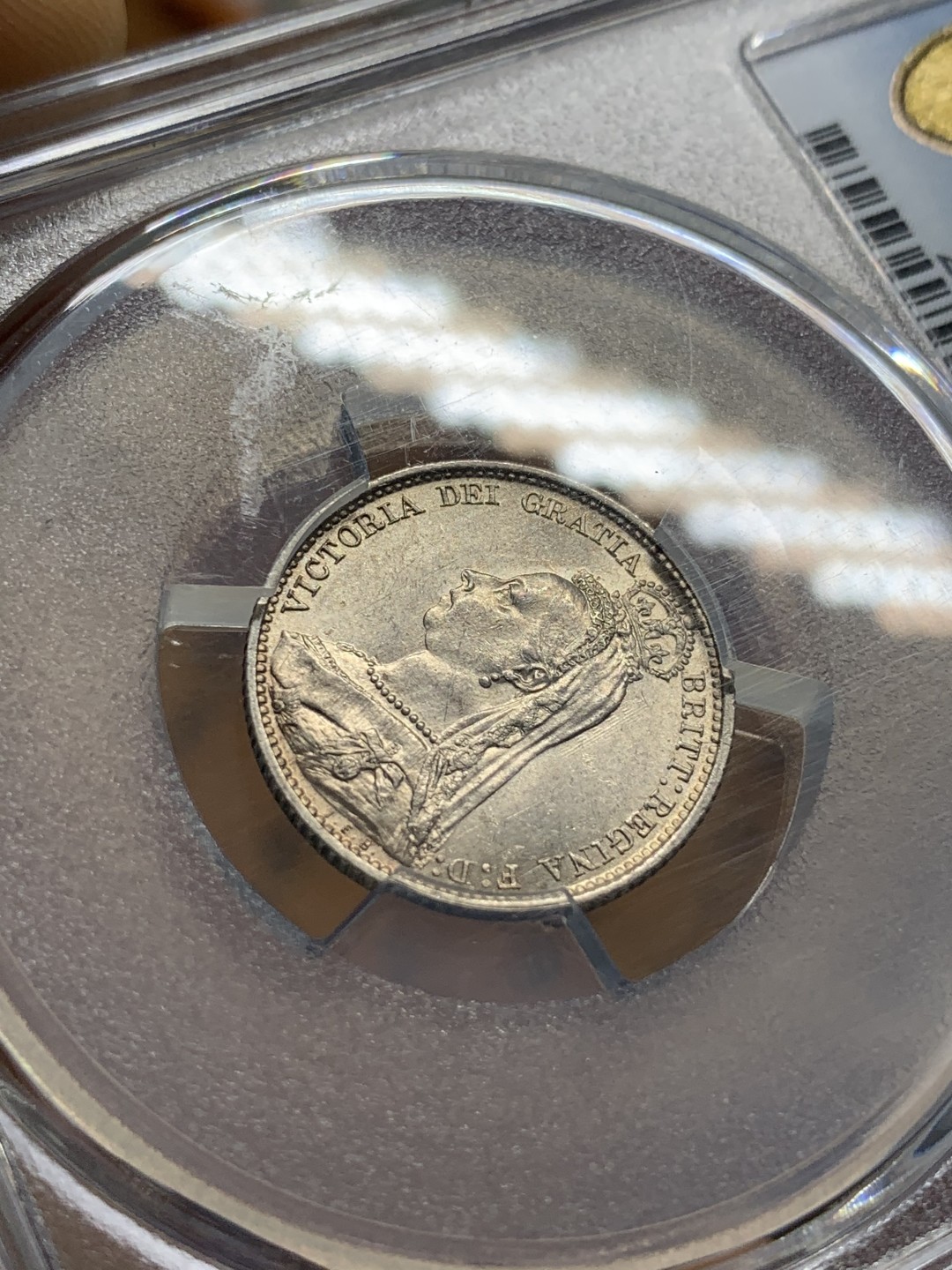 《竞宝斋》第93场-本周日，周一2场连拍（全场不限金额包邮） PCGS MS63 英国 1887年 维多利亚6便士，盾徽版，设计精细，曝光带银霜。配套不可或缺