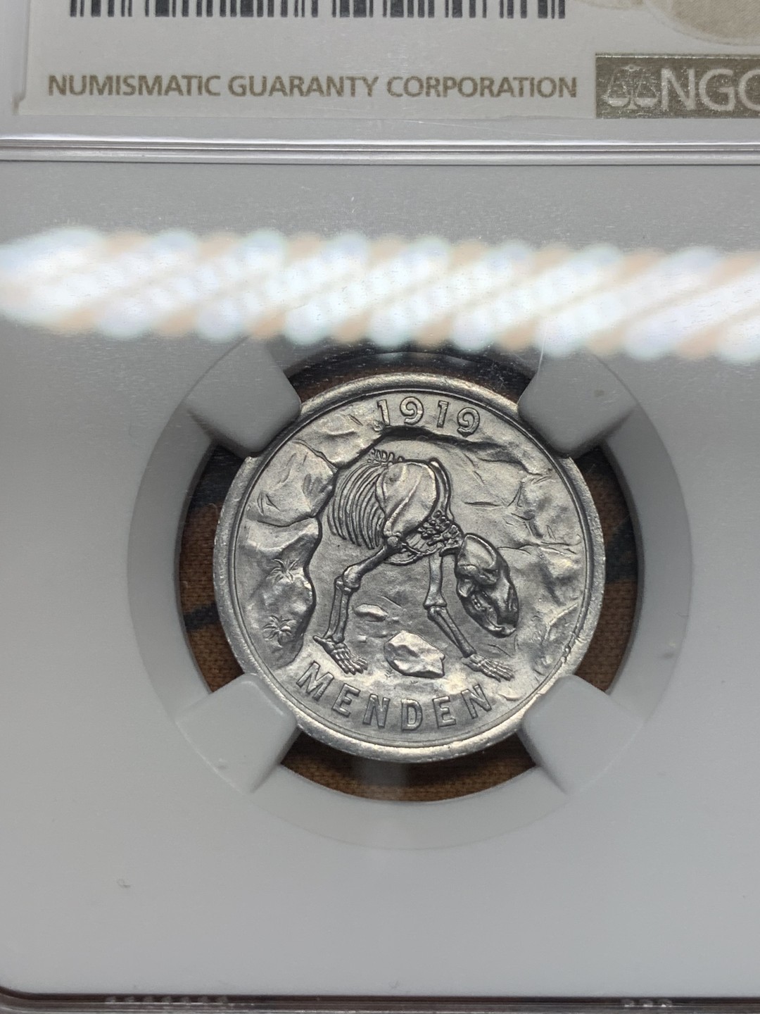 《竞宝斋》第93场-本周日，周一2场连拍（全场不限金额包邮） NGC-UNCD 德紧名誉品 门登洞熊1920年50芬尼铝币 打制深峻带原光 可惜给了清洗