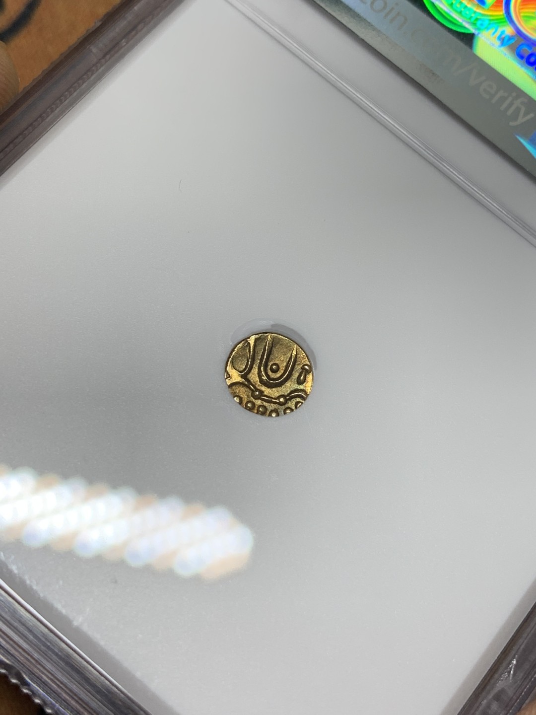 《竞宝斋》第93场-本周日，周一2场连拍（全场不限金额包邮） NGC-MS62 印度坎钦 1795年 FANAM金币 高分好品