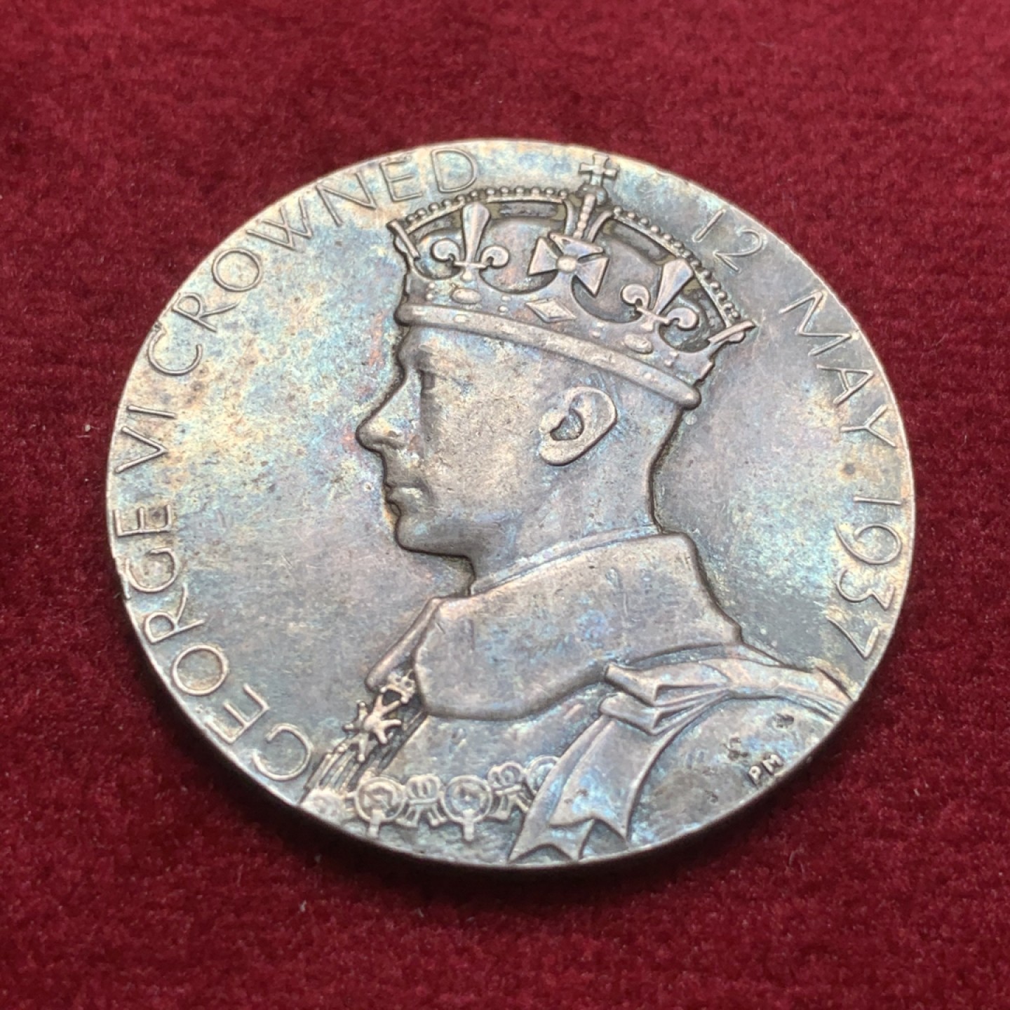 《竞宝斋》第93场-本周日，周一2场连拍（全场不限金额包邮） 1937年英国乔治六世登记纪念银章，直径31mm，重量15.6g。