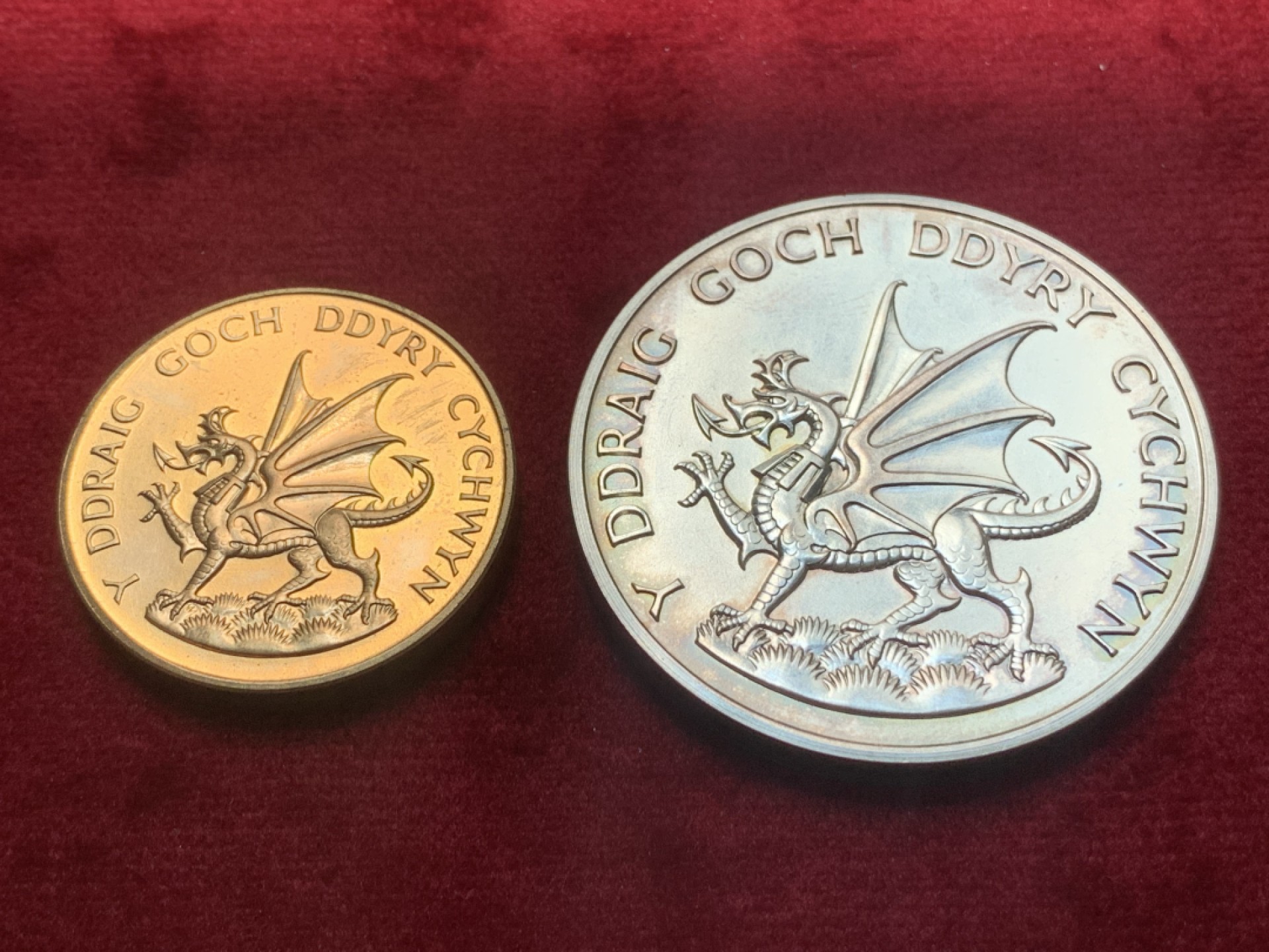 《竞宝斋》第93场-本周日，周一2场连拍（全场不限金额包邮） 1969年 英国 查尔斯王子 威尔士龙铜章 银章一对，皇家造币厂官方出品，银章重70克直径45毫米，非常压手，含银量925。铜章32毫米。查尔斯的币章不常见，现在是入场的最佳时机！