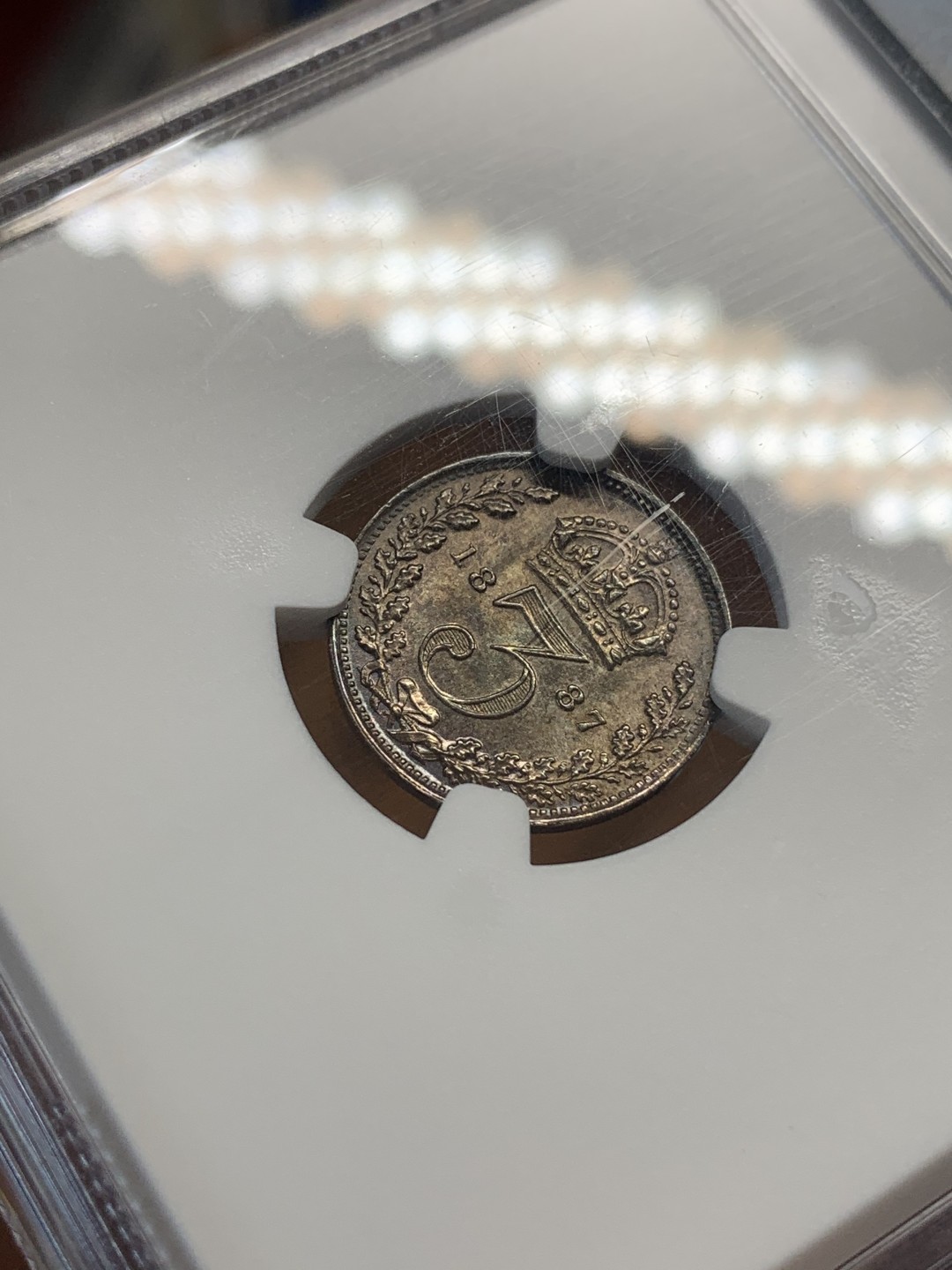 《竞宝斋》第93场-本周日，周一2场连拍（全场不限金额包邮） NGC MS64 英国 1887年 维多利亚3便士银币  绚丽五彩，典型欧洲包浆，头顶一模紫罗兰画龙点睛