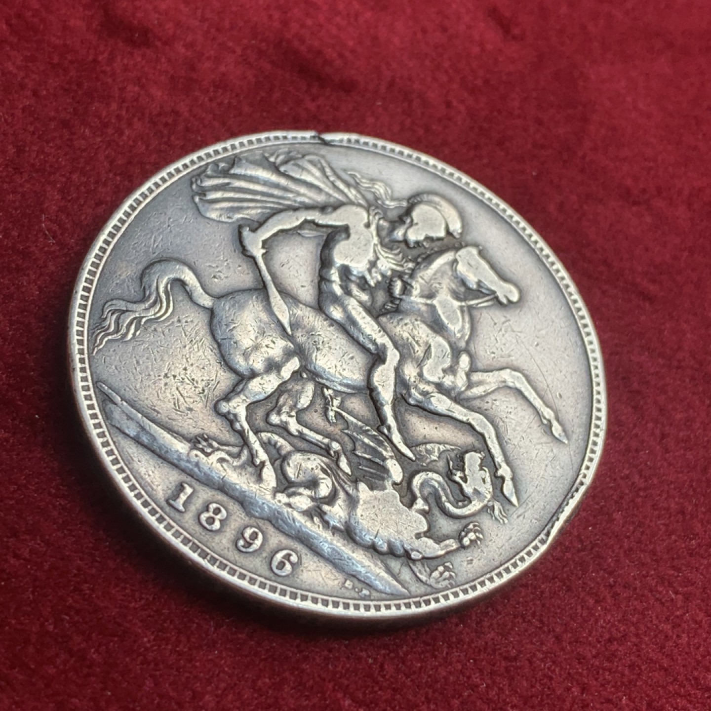 《竞宝斋》第93场-本周日，周一2场连拍（全场不限金额包邮） 英国1896年 维多利亚披纱版 1克朗 马剑 银币