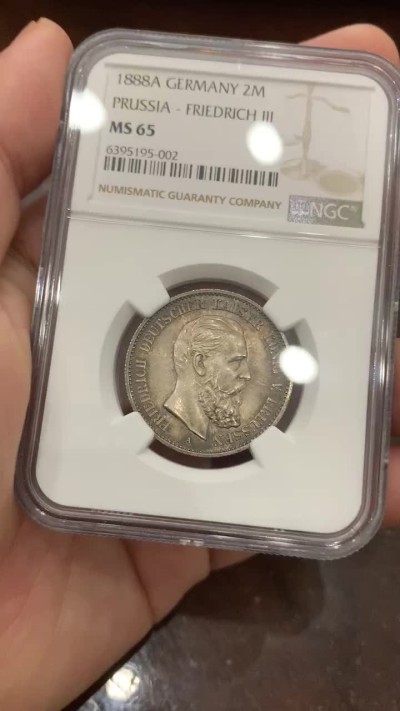 《竞宝斋》第93场-本周日，周一2场连拍（全场不限金额包邮） NGC-MS65 德国普鲁士 1888年 三皇之年2马克 银币 五彩包浆 非常棒的状态