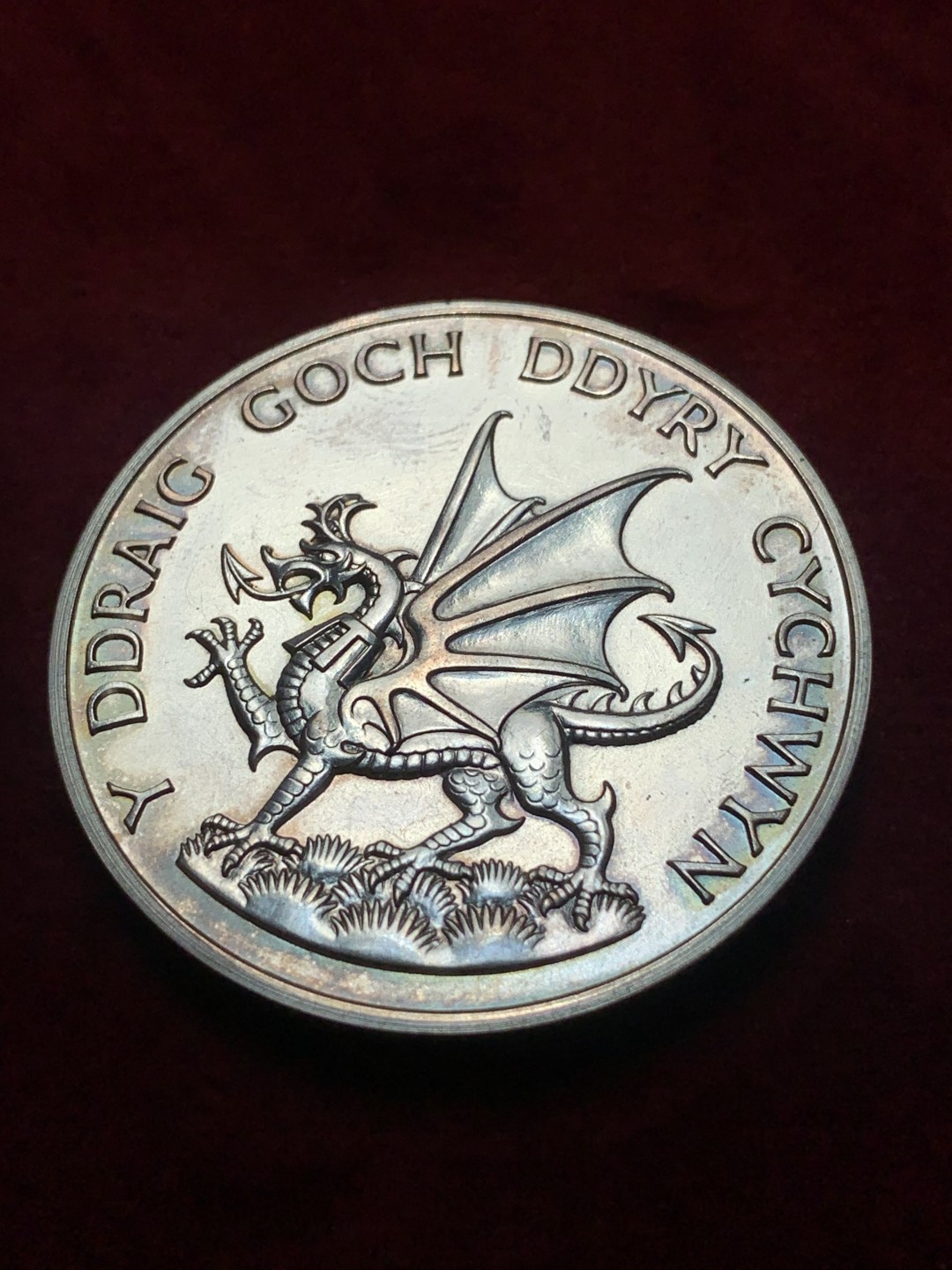 《竞宝斋》第93场-本周日，周一2场连拍（全场不限金额包邮） 1969年 英国 查尔斯王子 威尔士龙铜章 银章一对，皇家造币厂官方出品，银章重70克直径45毫米，非常压手，含银量925。铜章32毫米。查尔斯的币章不常见，现在是入场的最佳时机！