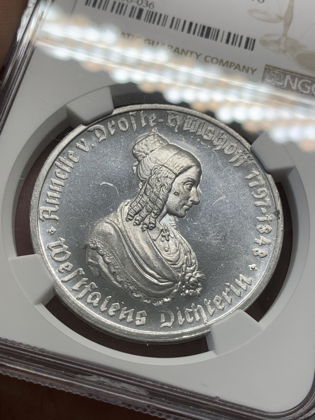 《竞宝斋》第93场-本周日，周一2场连拍（全场不限金额包邮） NGC-MS62 德国紧急时期1923威斯特伐利亚100马克 大铝币 盒子顶部边缘有裂