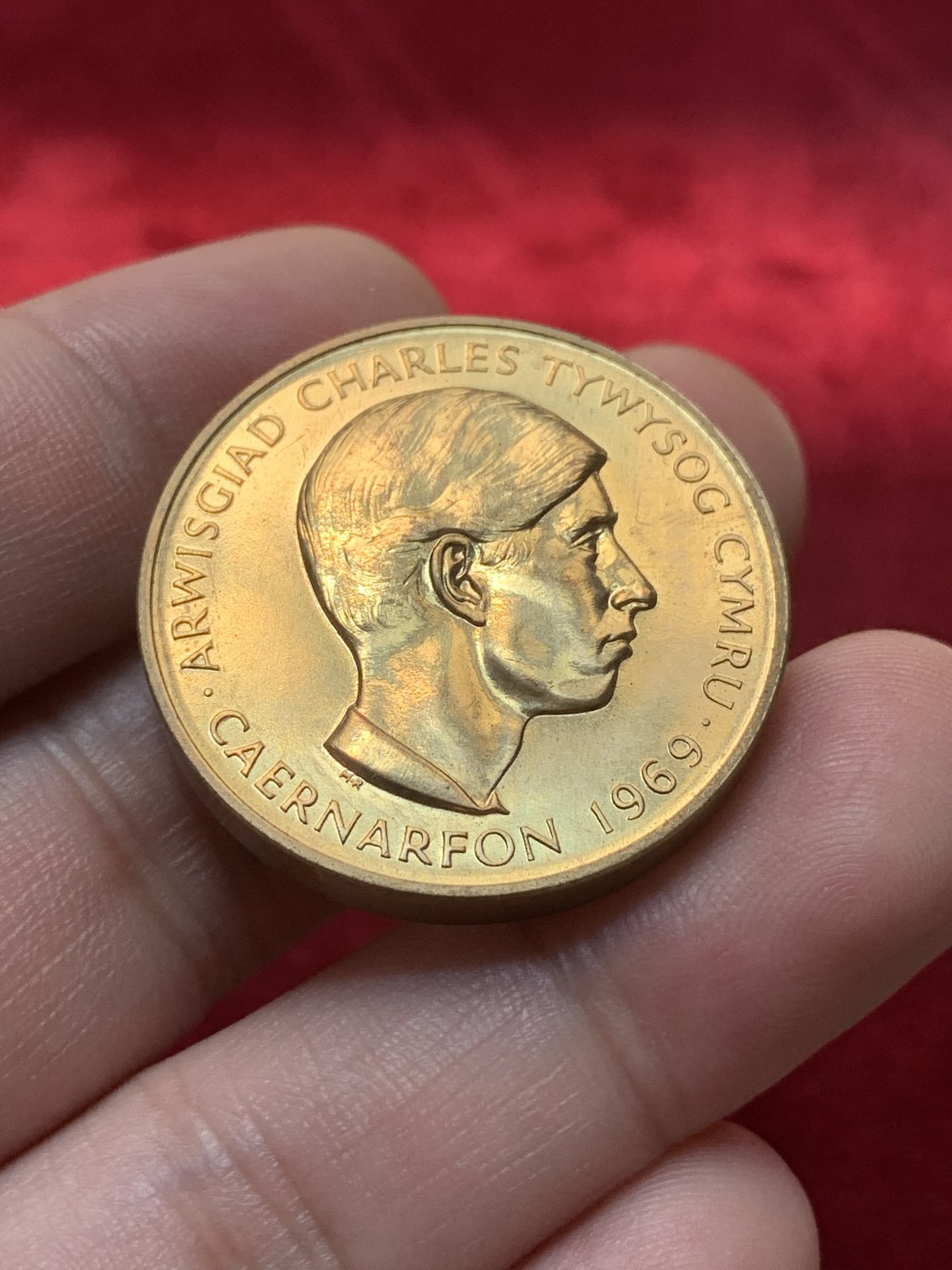 《竞宝斋》第93场-本周日，周一2场连拍（全场不限金额包邮） 1969年 英国 查尔斯王子 威尔士龙铜章 银章一对，皇家造币厂官方出品，银章重70克直径45毫米，非常压手，含银量925。铜章32毫米。查尔斯的币章不常见，现在是入场的最佳时机！