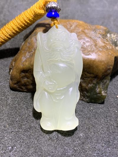 天然青海料和田玉雕刻钟馗通货吊坠一个， - 天然青海料和田玉雕刻钟馗通货吊坠一个，