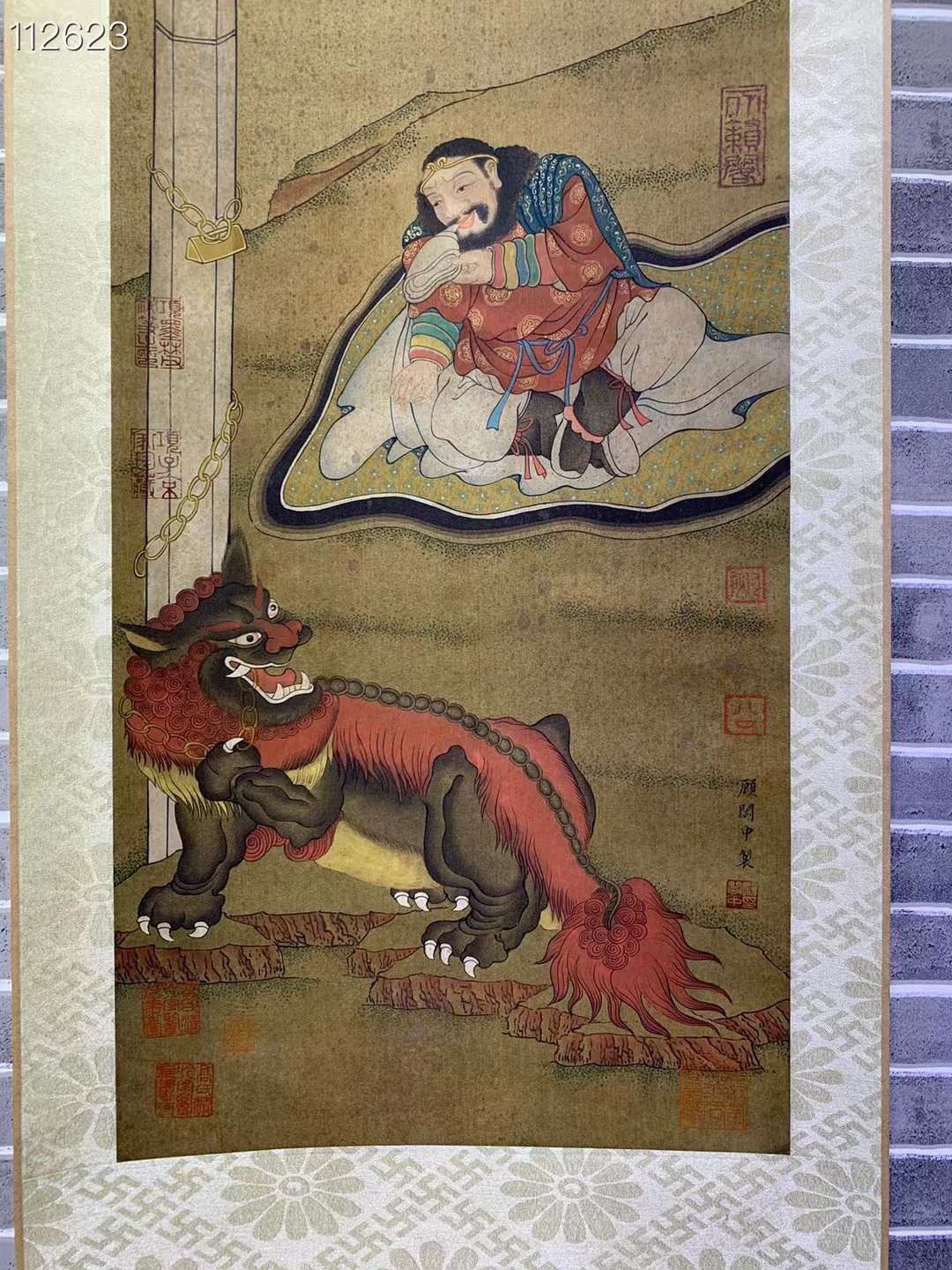 顾闳中（910～980），江南人，五代十国中南唐人物画家，丝绢人物画，材质，绢布，画工精细，人物神情生动，线条流畅，保存完整。