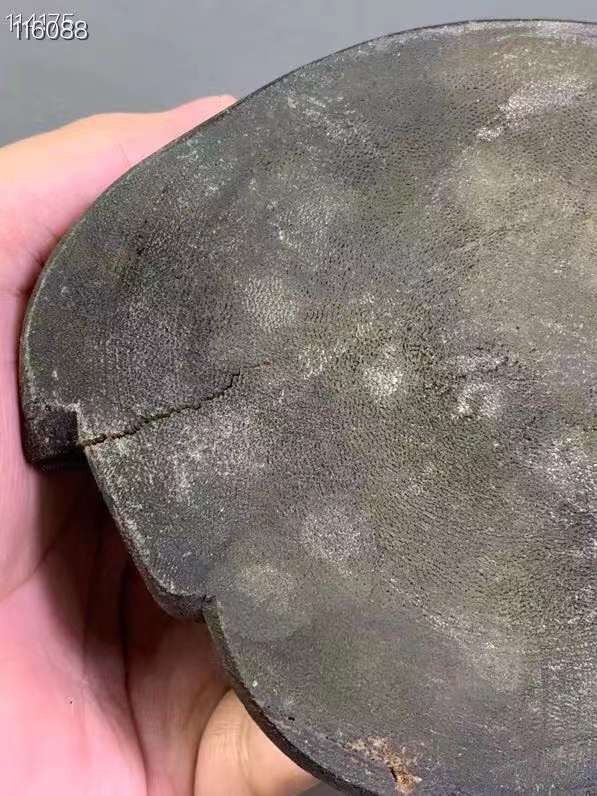 清代沉香佛像，选材上乘，整块沉香雕刻而成，刻画形象生动，包浆老道，散发淡淡的香味，非常难得。 清代沉香佛像，选材上乘，整块沉香雕刻而成，刻画形象生动，包浆老道，散发淡淡的香味，非常难得。