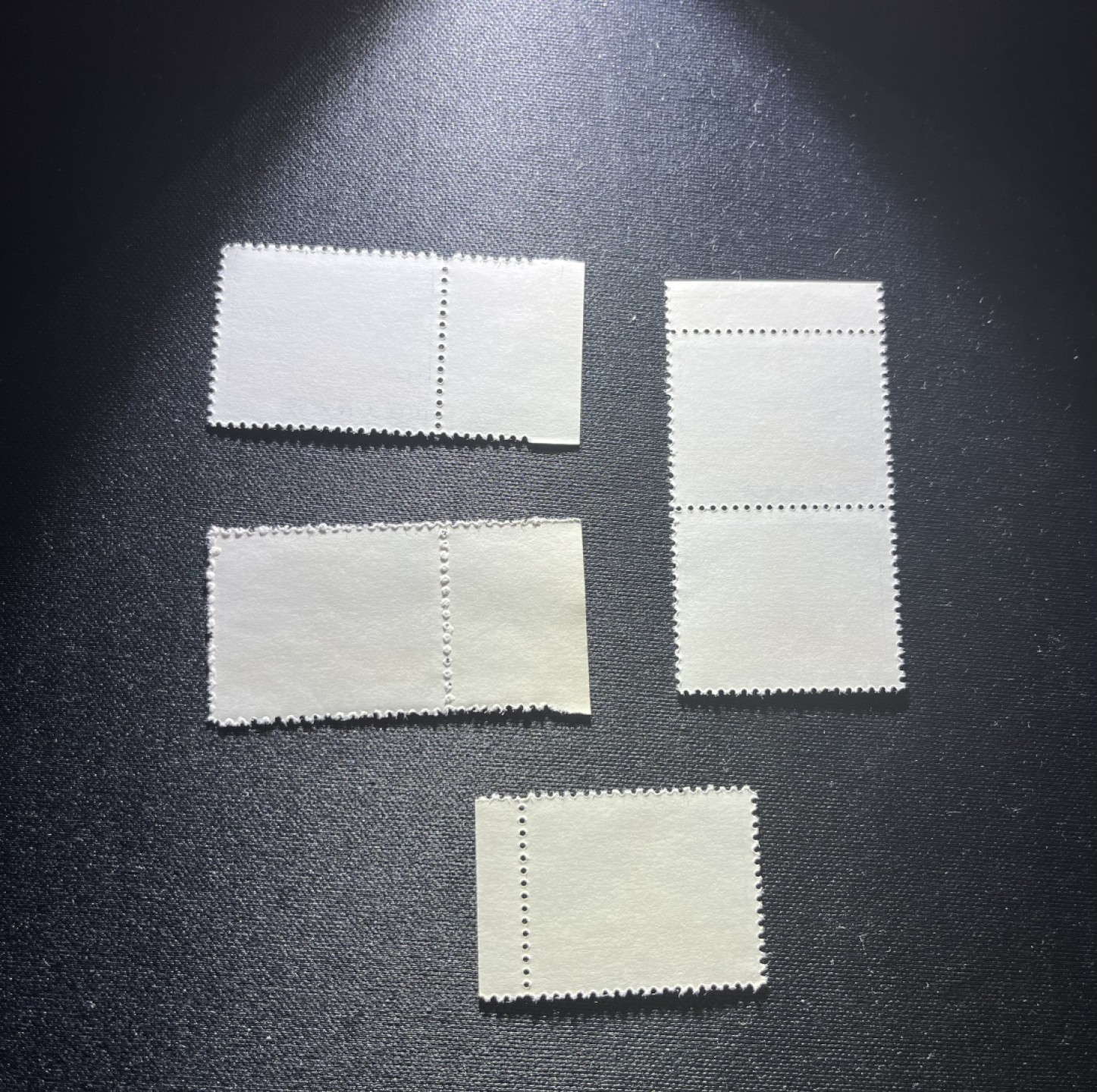洪涛臻品 精品邮票限时拍卖第二十一期 普无号  8分纪念碑，5枚一组，版撕嘎嘎绝，文革期间发行的唯一一套普票，非常有特点，集邮册中不可缺少的一组，文革票人气足，潜力大，目前处于价值洼地，版撕全品可直接评级，版撕小票价格便宜，多多益善，注意捡漏