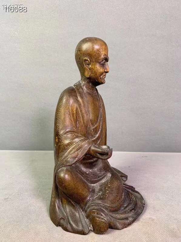 清代沉香佛像，选材上乘，整块沉香雕刻而成，刻画形象生动，包浆老道，散发淡淡的香味，非常难得。 清代沉香佛像，选材上乘，整块沉香雕刻而成，刻画形象生动，包浆老道，散发淡淡的香味，非常难得。