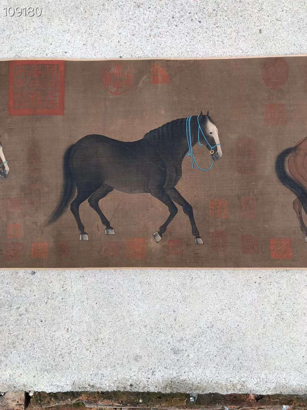 元代画家赵雍丝绢骏马图手卷一副，画工精细，画中骏马栩栩如生，活灵活现，十分逼真，包真包老包退。