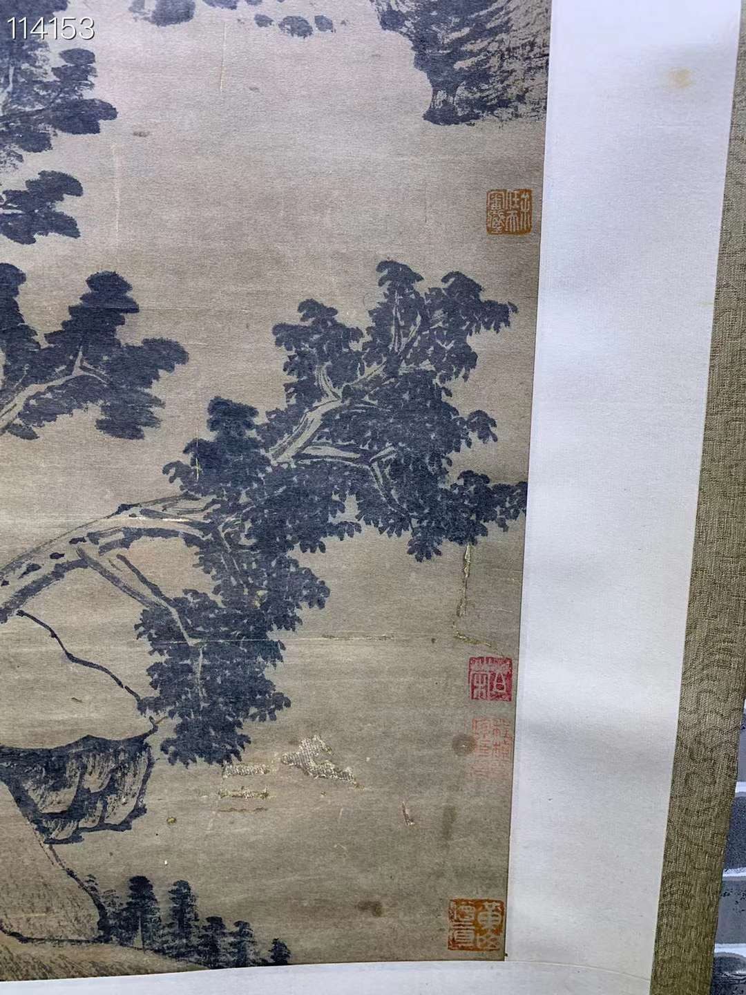 下乡收得纸本山水画一副，筕⼀紀开画幅，气势雄伟，摄人心魄，古木森然，郁郁葱葱，峰岭叠嶂，逶迤起伏，变幻无常，非常漂亮。