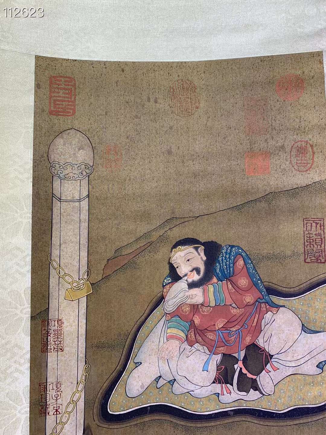 顾闳中（910～980），江南人，五代十国中南唐人物画家，丝绢人物画，材质，绢布，画工精细，人物神情生动，线条流畅，保存完整。