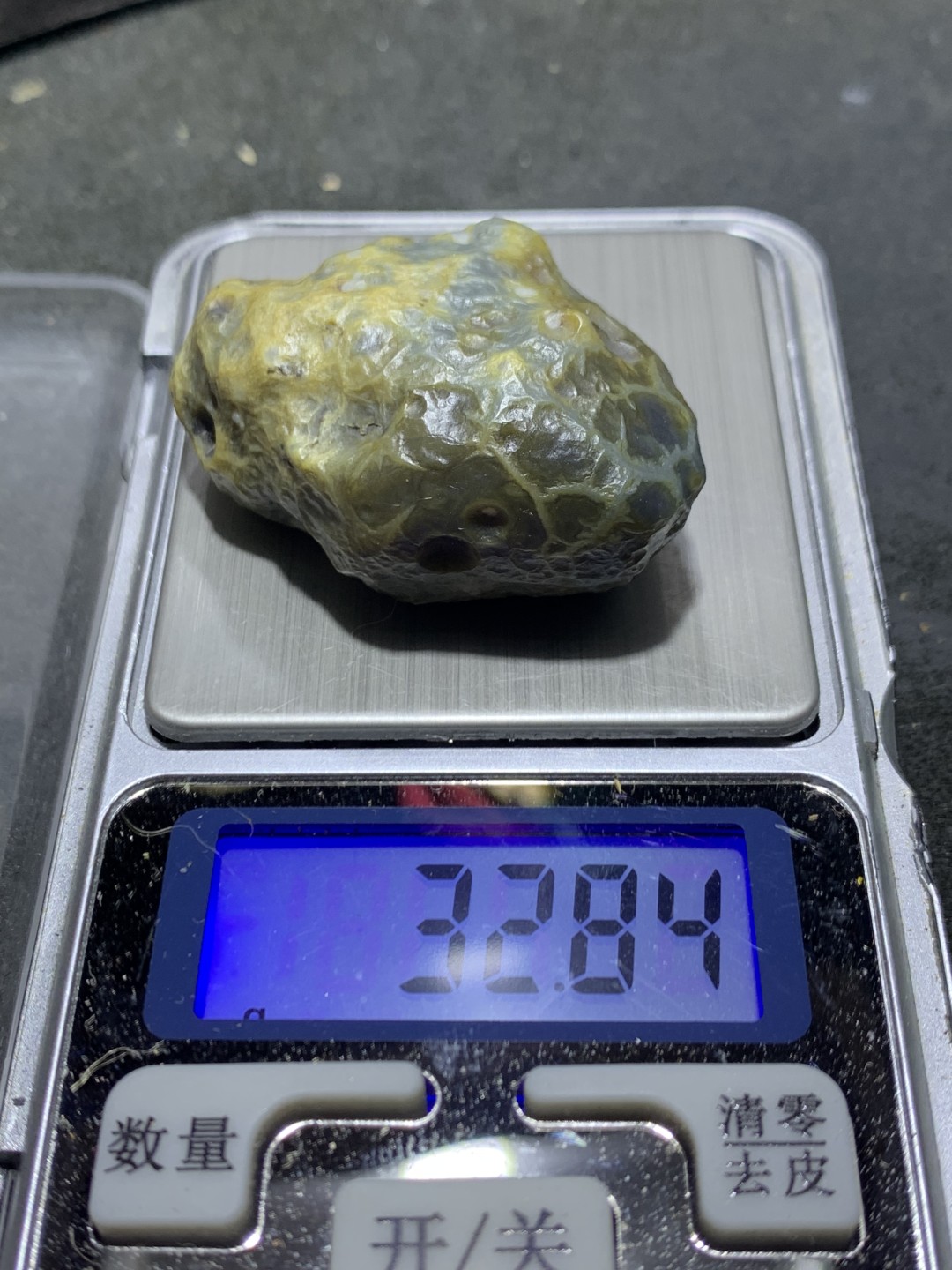 精美阿拉善高玉化蜂窝筋脉石原石一颗，